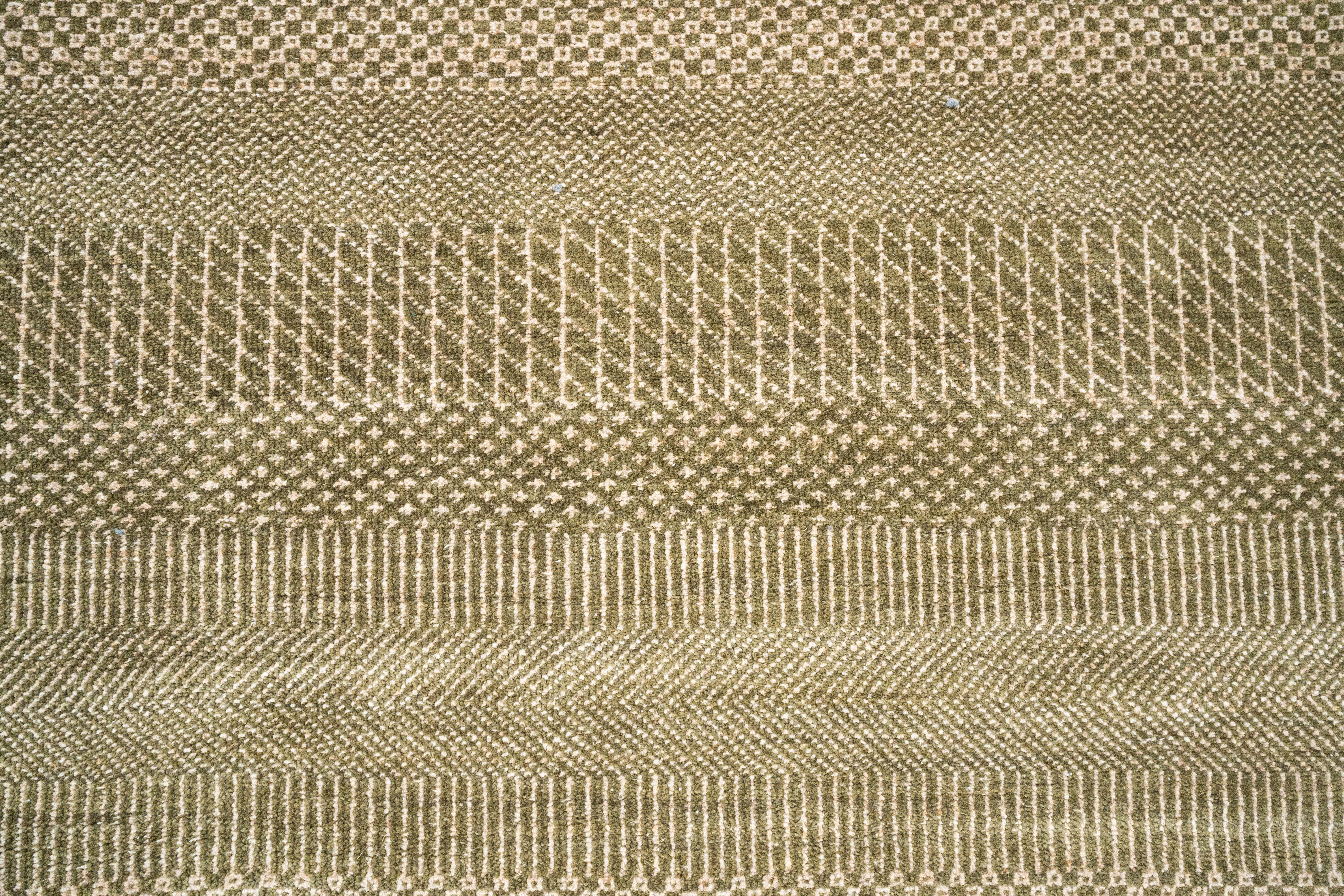 Handknotted Carpet, DIA - 1519 MCN, Green & Ivory